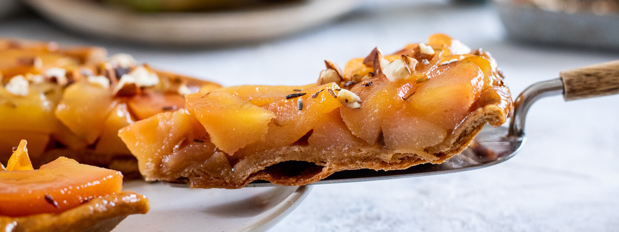 Špaldový Tarte Tatin s medovými hruškami a levanduľou